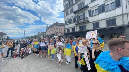 Украинцы по всему миру выходят на акции против зверств россии в Еленовке. Фото - 285x160