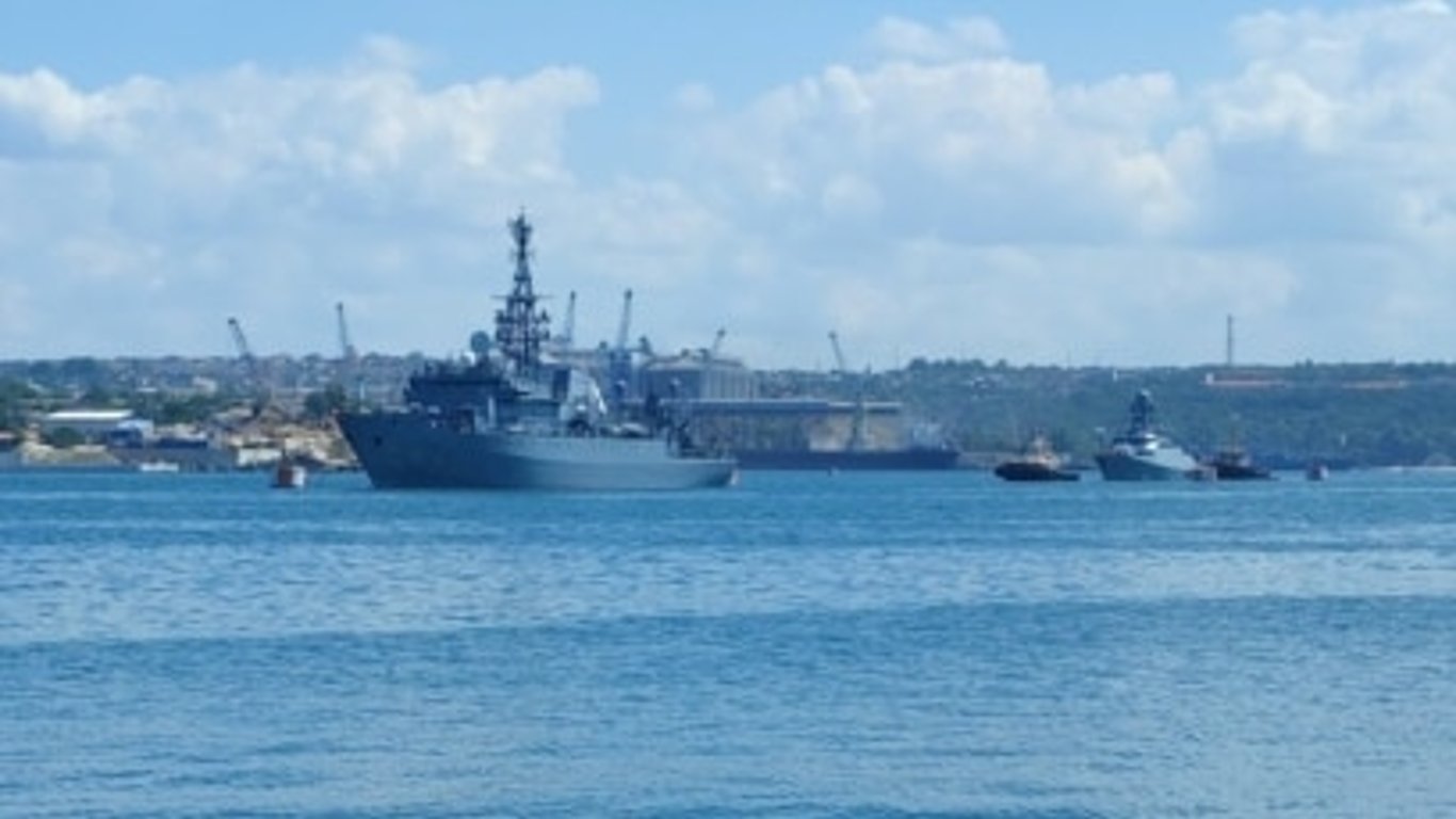Момент вибуху у штабі Чорноморського флоту рф потрапив на відео