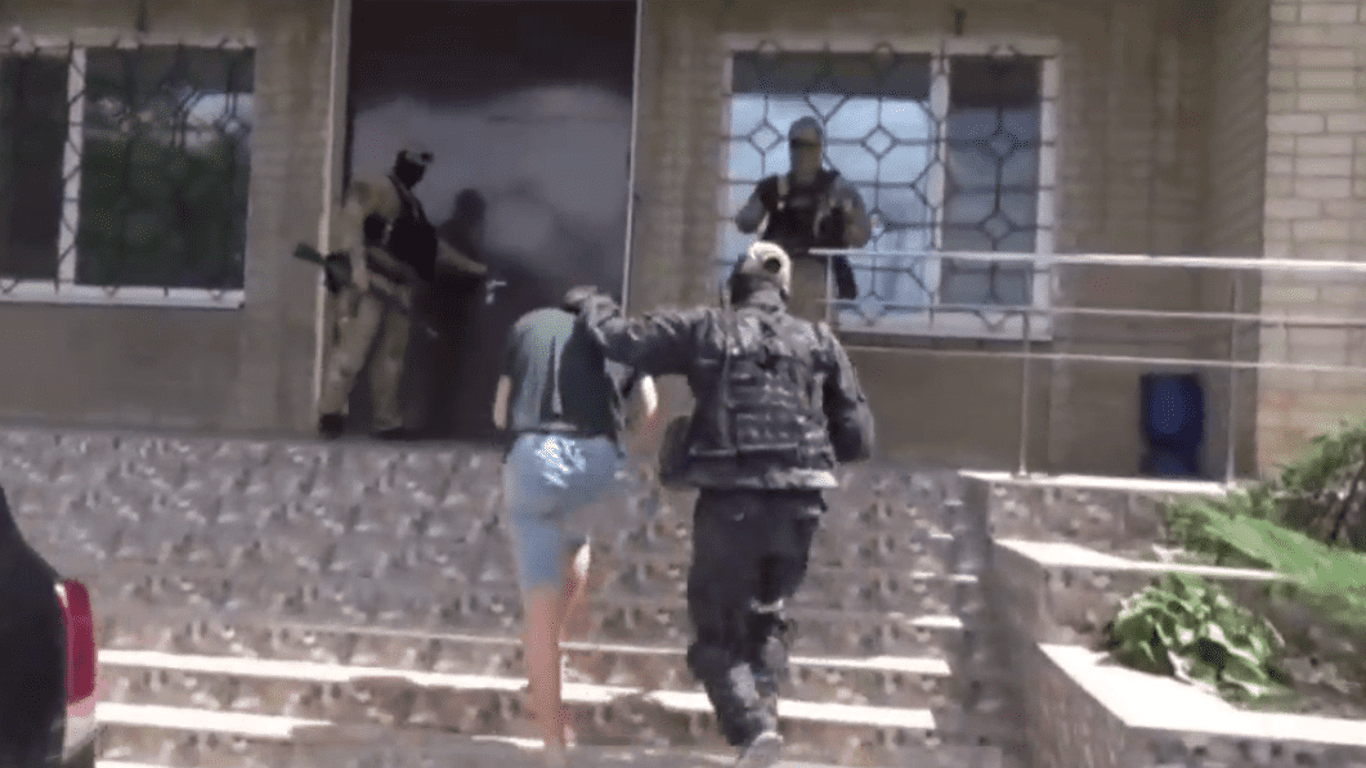 В оккупированном Мелитополе ежедневно похищают мужчин: об их судьбах ничего не известно. Видео
