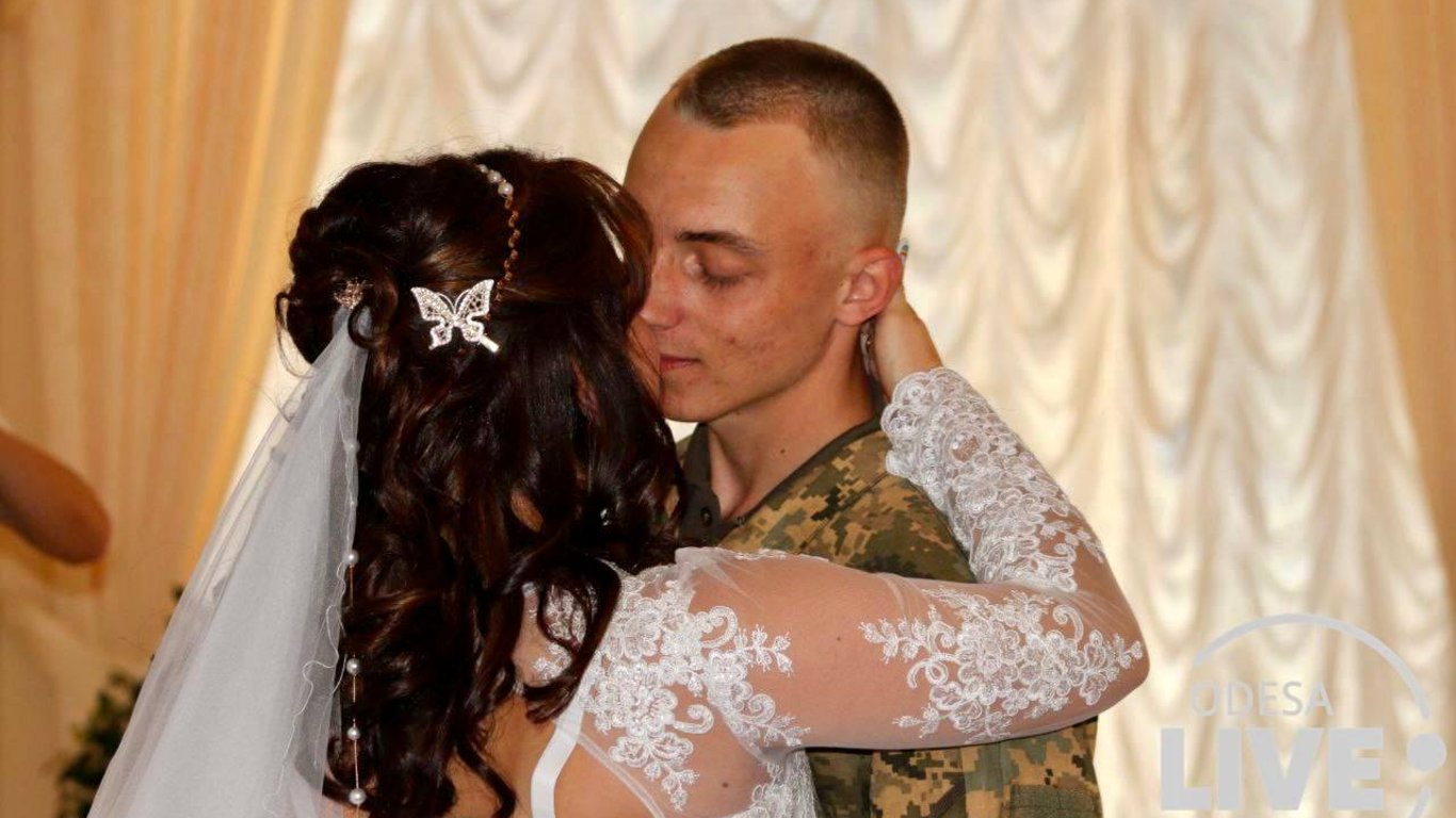 С фронта на женитьбу: непривычный брак зарегистрировали в Одессе