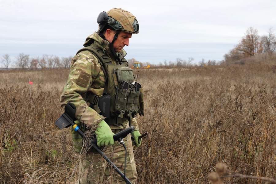 Український захисник на передовій шукає міни