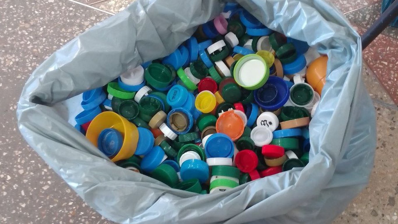 Діти Южного зібратли 420 кілограмів пластику на реанімобіль для військових