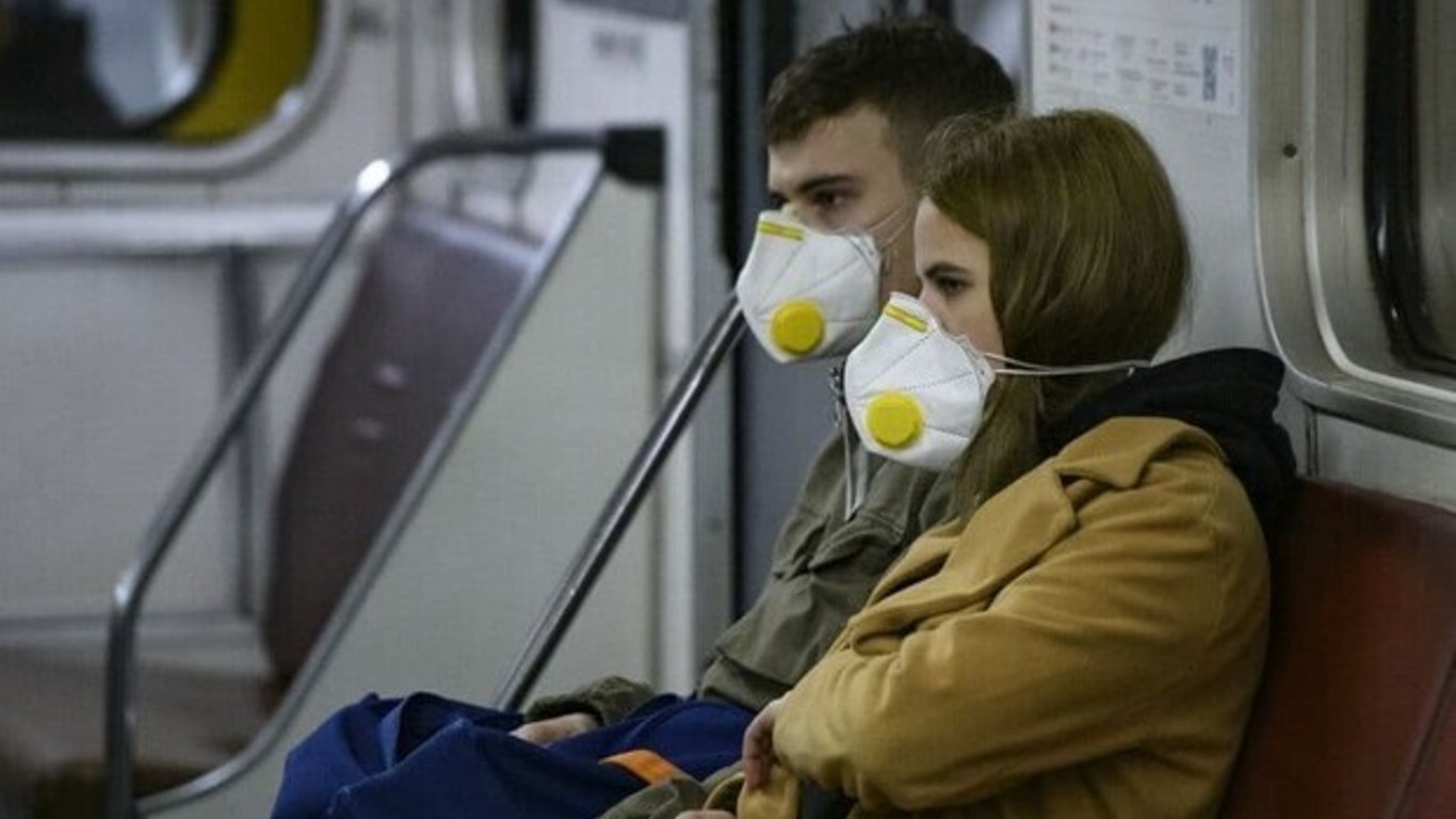 В киевском метро мужчина распылил газ: полиция сообщила детали инцидента
