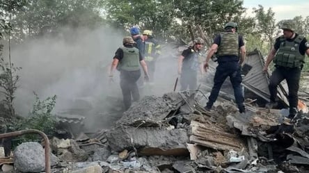 Окупанти вгатили по житловому будинку на Донеччині: обвалився під'їзд. Відео - 285x160