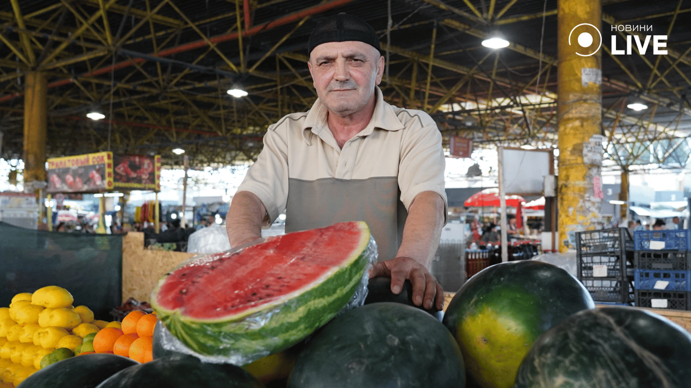 Продавець фруктів та ягід Едуард. Фото: Новини.LIVE