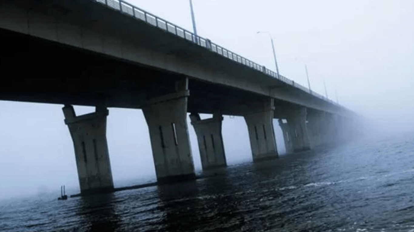 Окупанти показали наслідки удару ЗСУ по Антонівському мосту: ремонт був марним. Відео