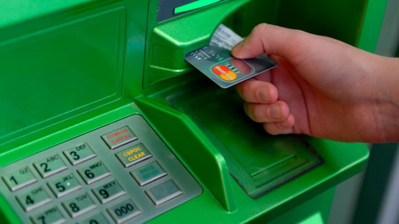 ПриватБанк блокує валютні картки клієнтів: чому і як цього уникнути