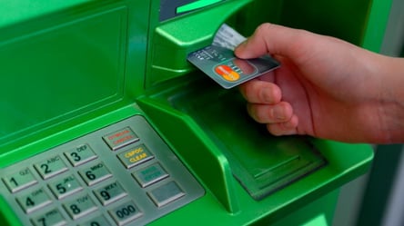 ПриватБанк блокує валютні картки клієнтів: чому і як цього уникнути - 285x160