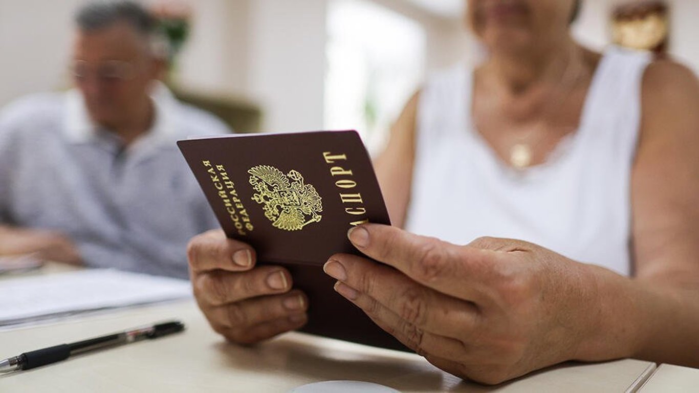 Українців попередили про наслідки після отримання паспорта рф на окупованих територіях