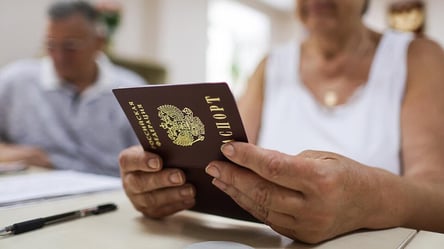 Українців попередили про наслідки отримання паспорта рф на окупованих територіях - 285x160
