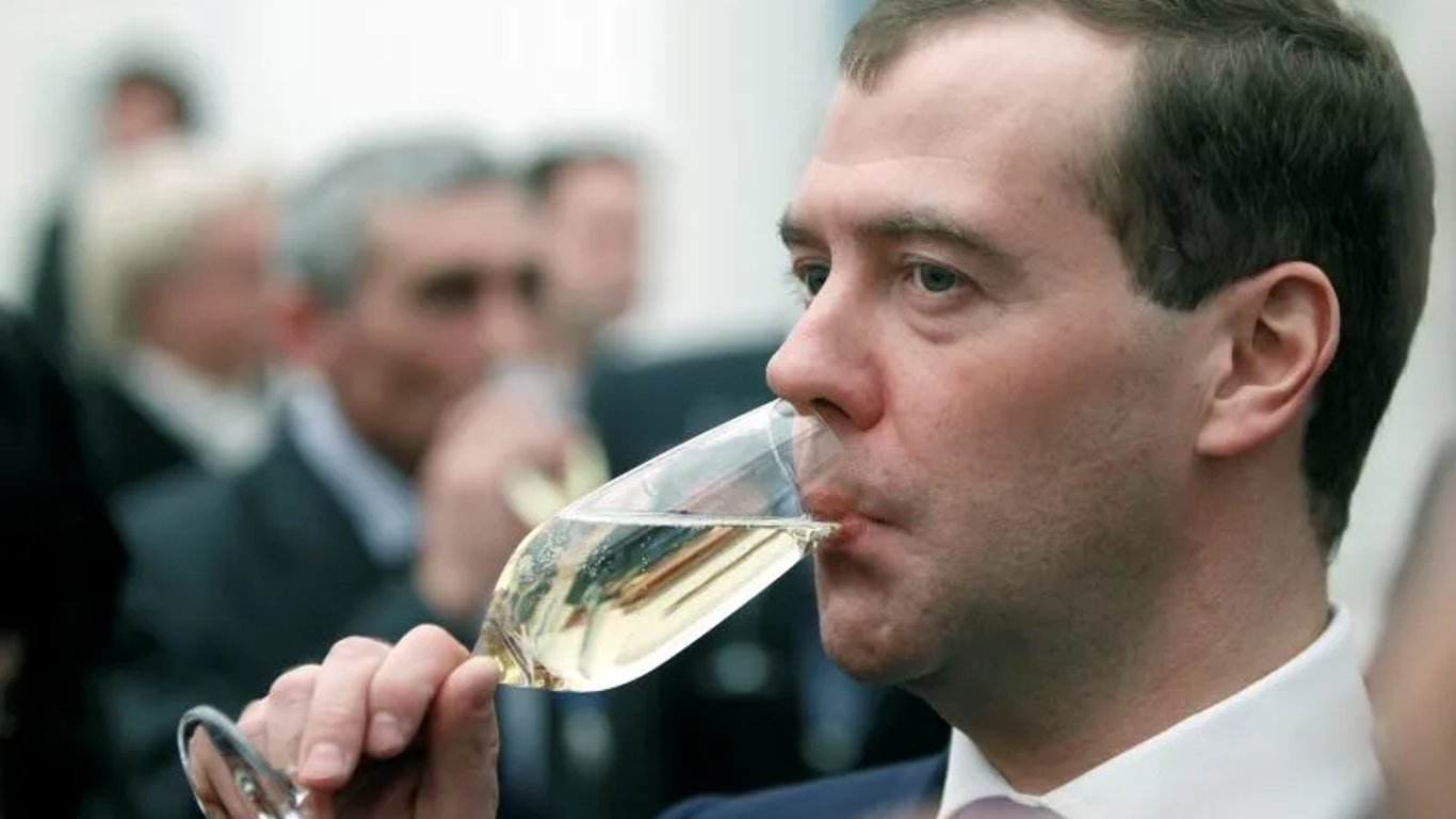 Алкоголік Медведєв істерично відреагував на пропозицію Естонії скасувати візи для росіян до ЄС