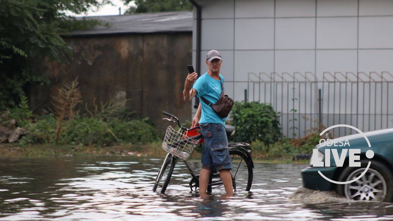 Через негоду в Одесі затопило декілька вулиць. Фото