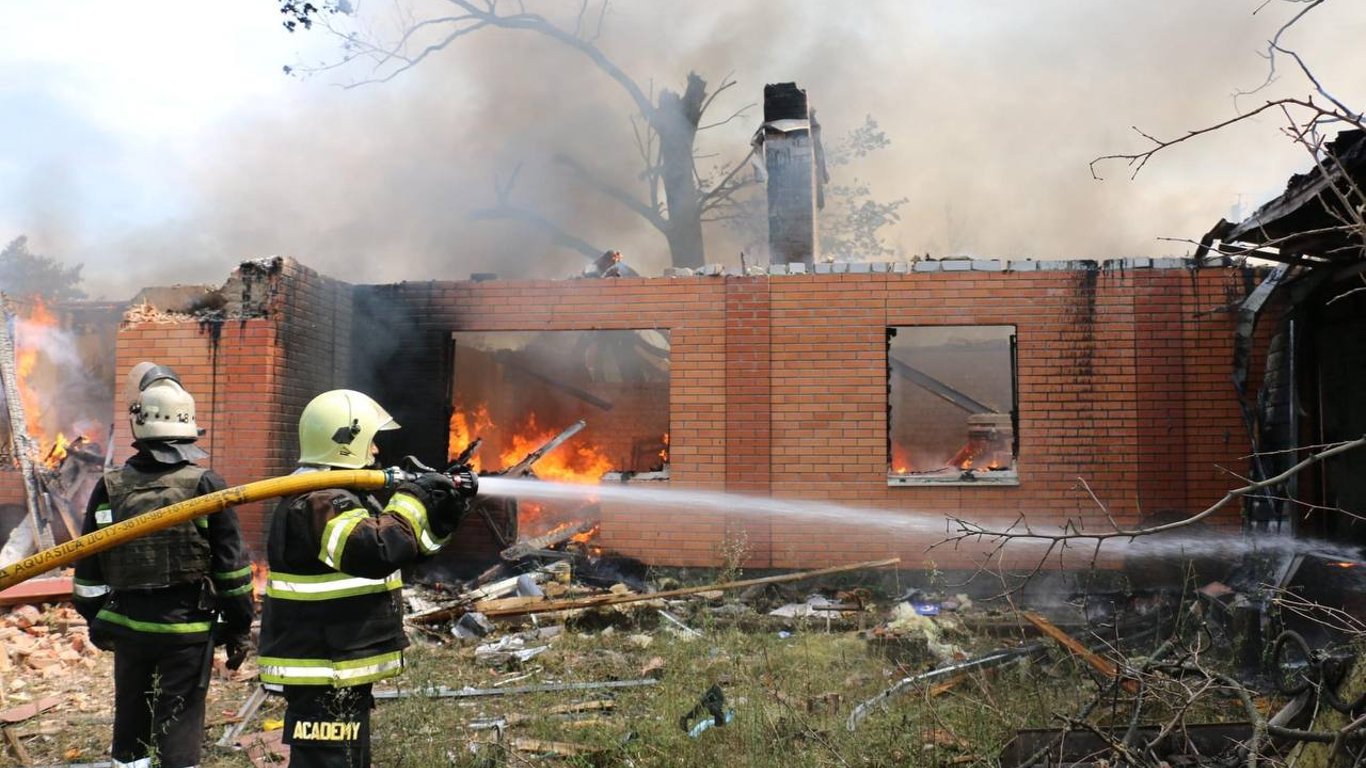 Оккупанты нанесли удар по Харьковщине: разрушены дома, ранена 76-летняя женщина
