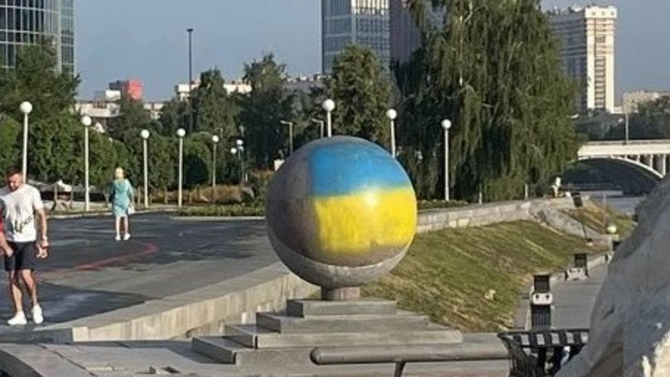 В центре Екатеринбурга появилось множество рисунков с флагом Украины (фото)