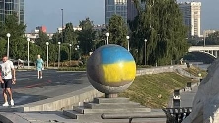В центре Екатеринбурга появилось множество рисунков с флагом Украины (фото) - 285x160