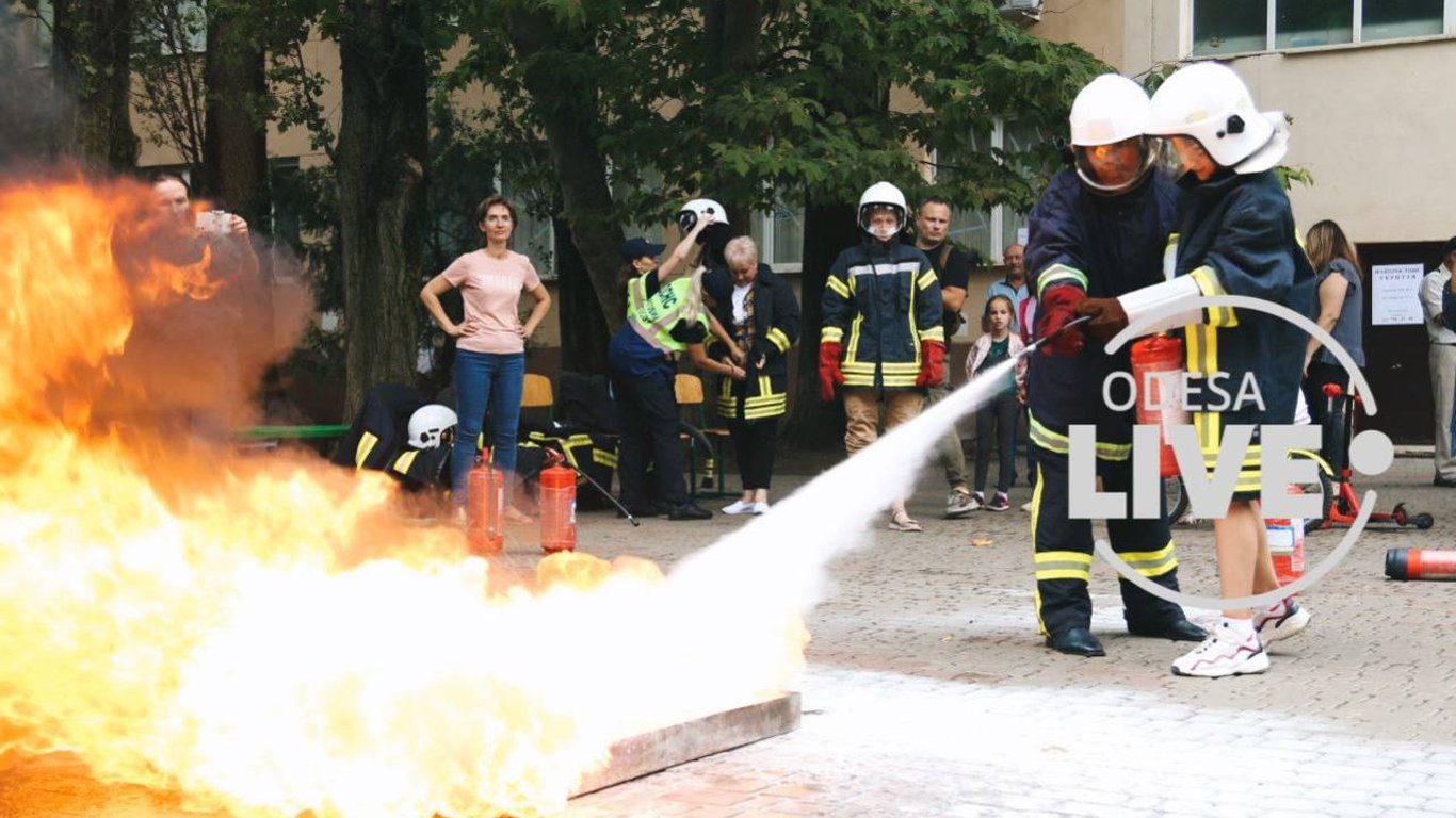 В Одессе спасатели провели "огненный мастер-класс" в школе