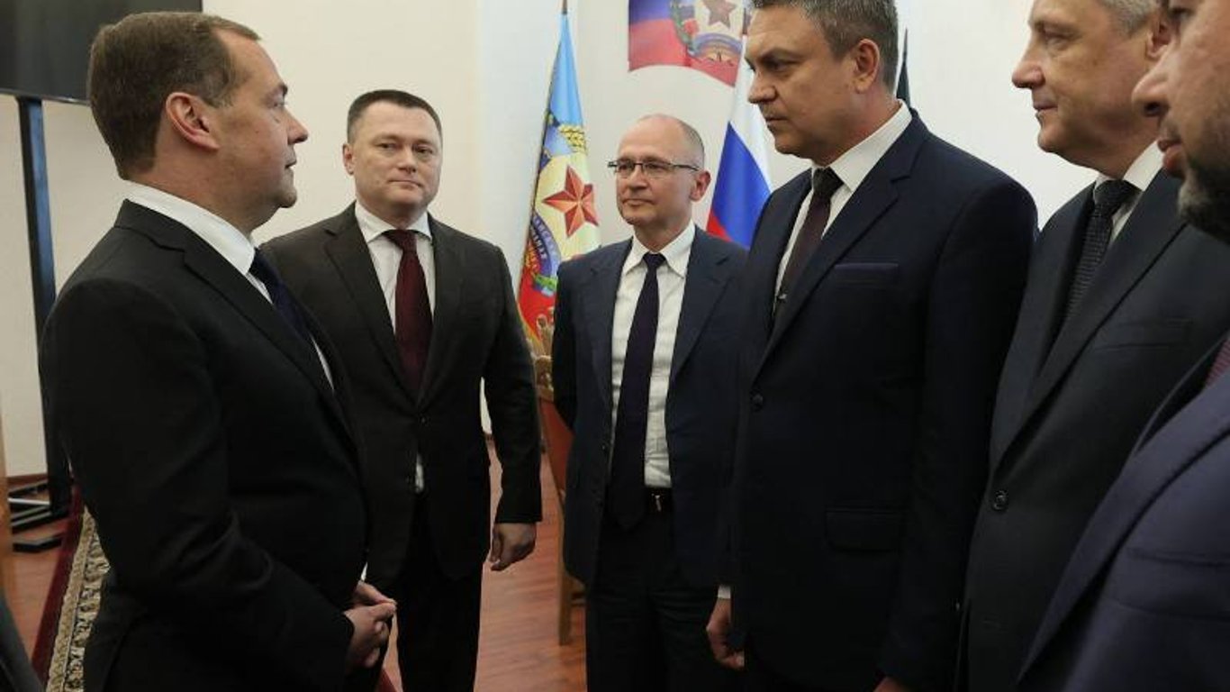 Медведев приехал на оккупированную территорию Украины с визитом (фото)
