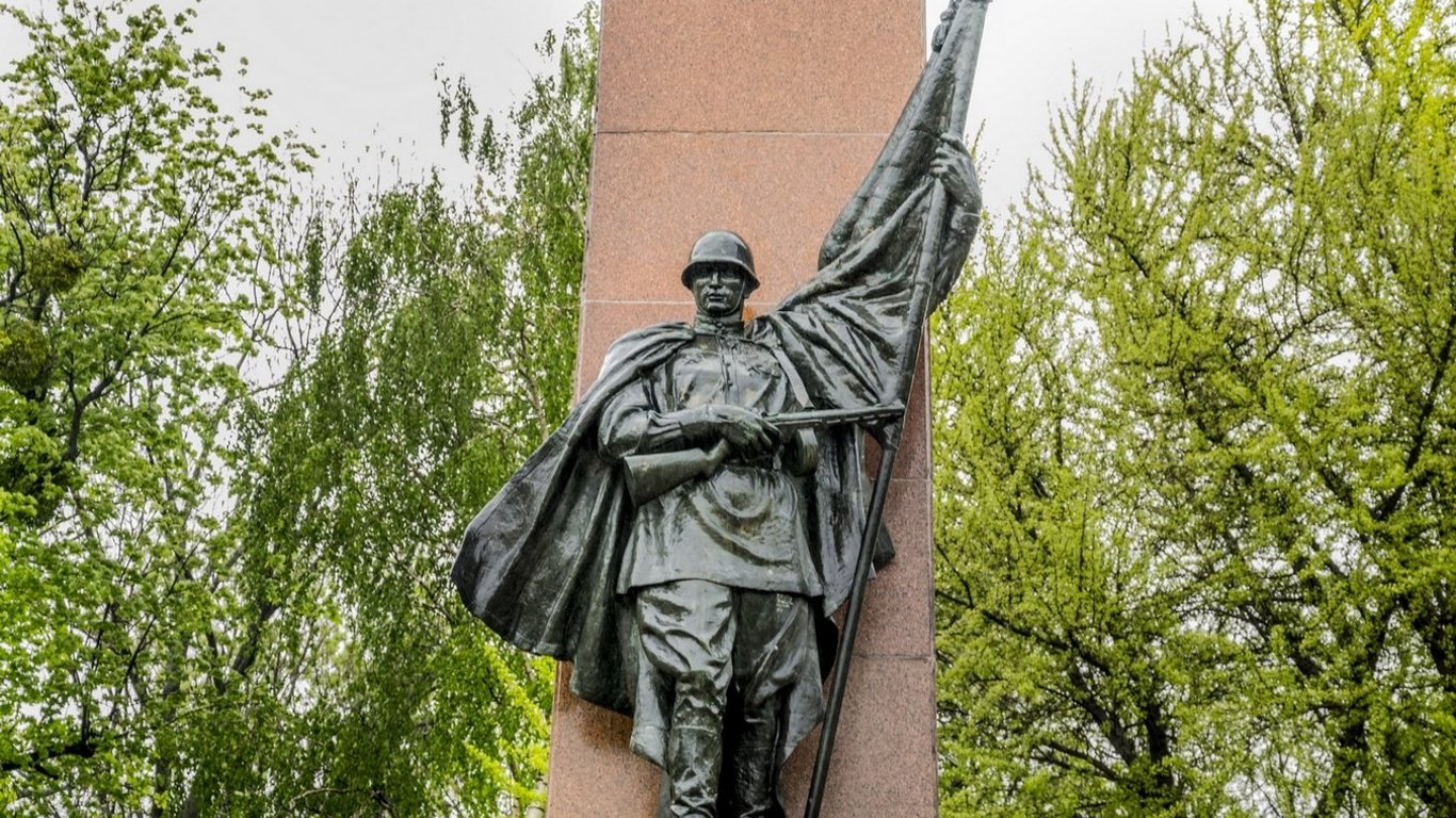 В Черновцах на Соборной площади снесли памятник красноармейцу (видео)