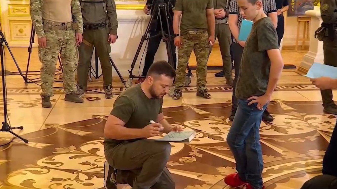 День молодежи: Зеленский показал маленьких героев, которые помогают Украине во время войны (видео)