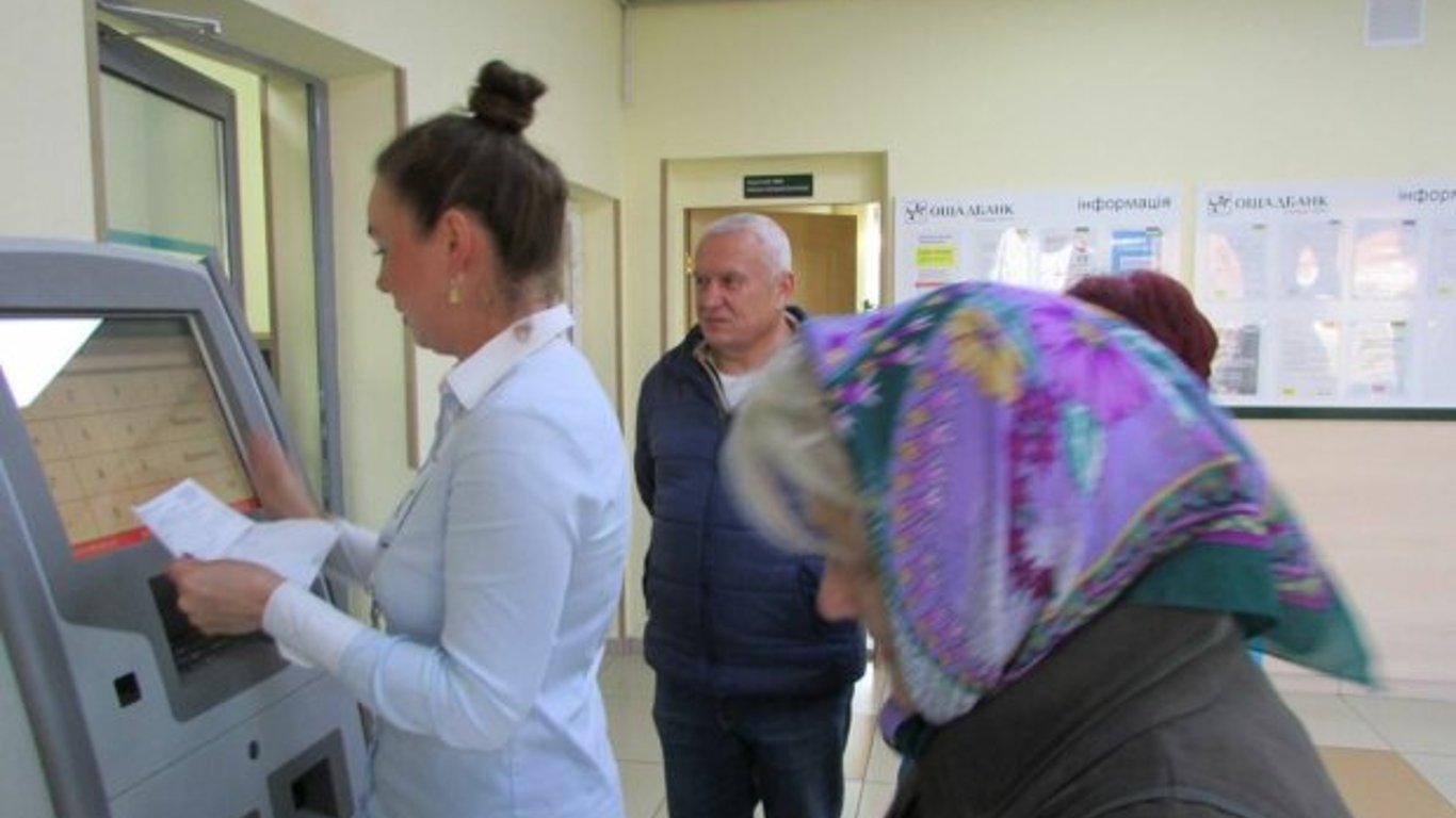 Ощадбанк объяснил, как получить пенсии в Луганской и Запорожской областях
