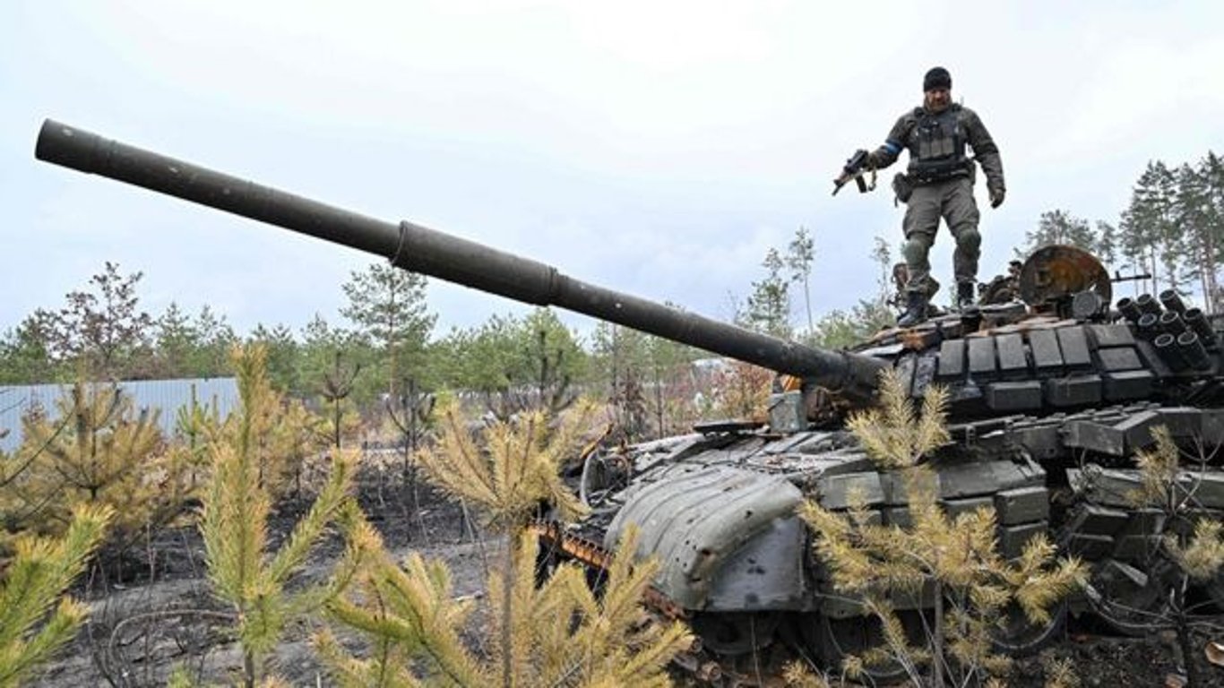 Українські прикордонники блискуче знищили російський танк. Відео