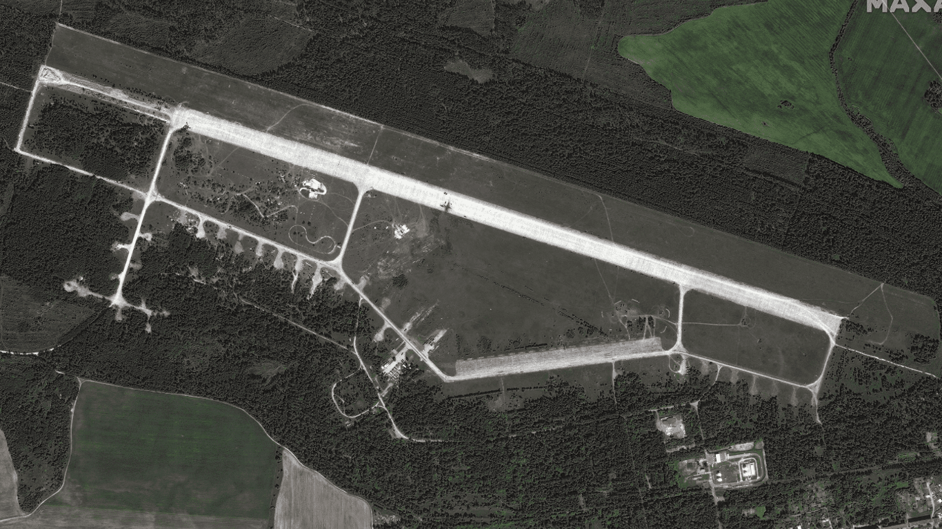 Maxar оприлюднила нові знімки, як виглядає з космосу обгорілий білоруський аеродром "Зябрівка"