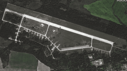 Maxar обнародовала новые снимки, как выглядит из космоса обгоревший белорусский аэродром "Зябровка" - 285x160