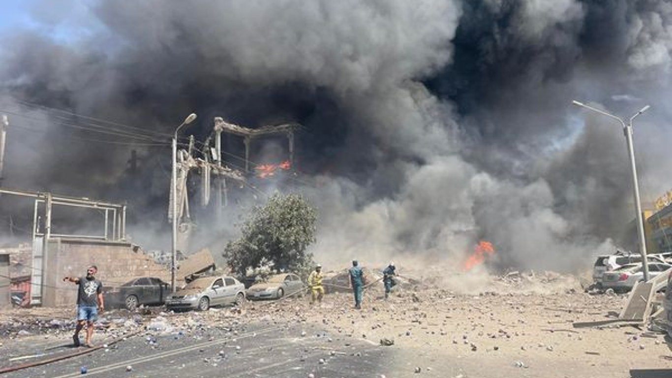 Над Єреваном здійнявся стовп чорного диму після вибуху у ТЦ: є постраждалі (відео)