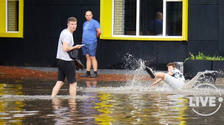 Негода в Одесі: громадський транспорт зупинився, а на вулицях води по коліно (фото, відео, оновлюється) - 285x160