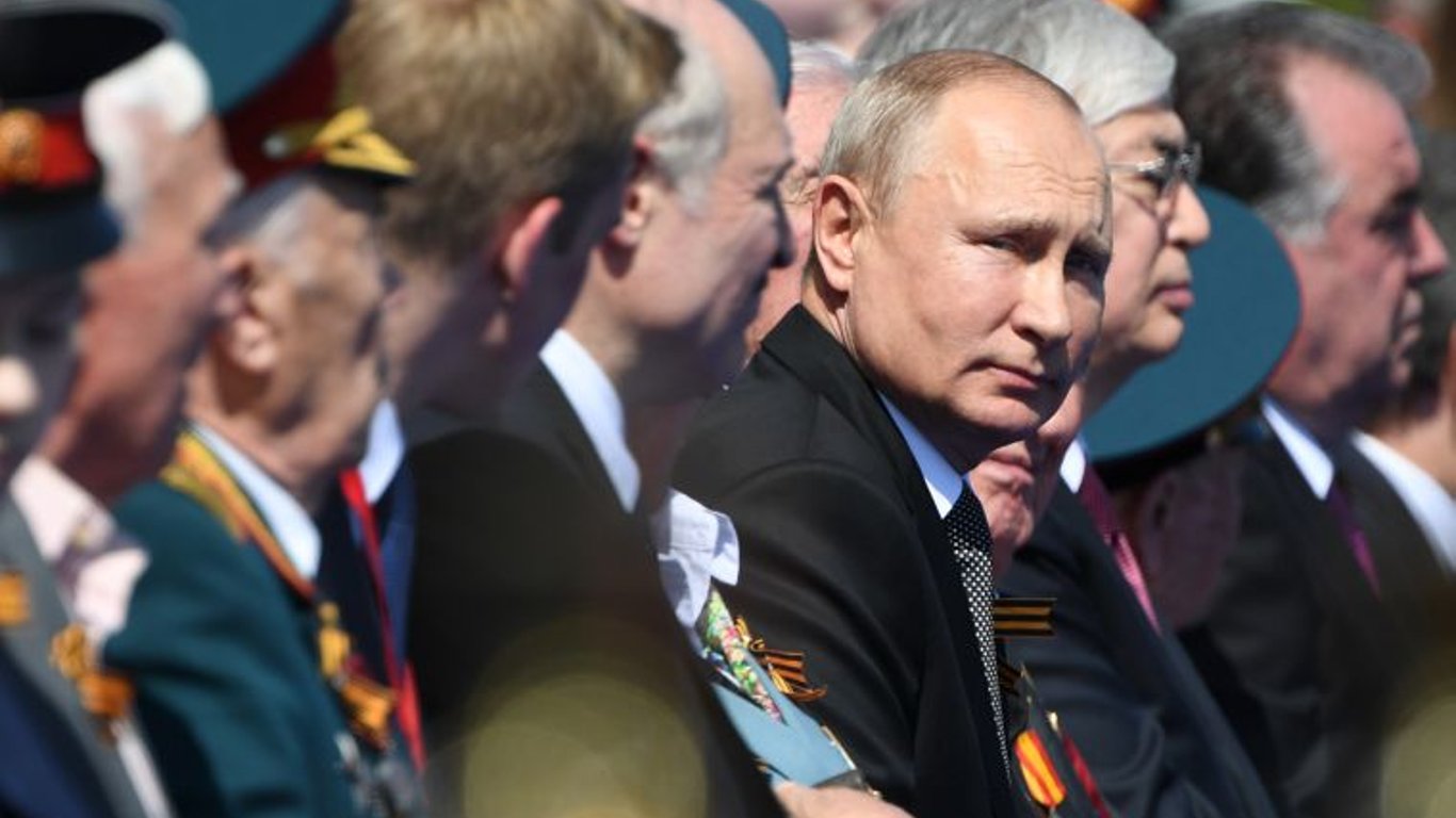 У кремлі намагаються домовитися із Заходом про закінчення війни в Україні за спиною путіна, — The Mirror