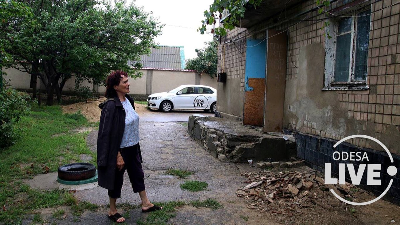 В Одессе во время ливня упал козырек с жилого дома