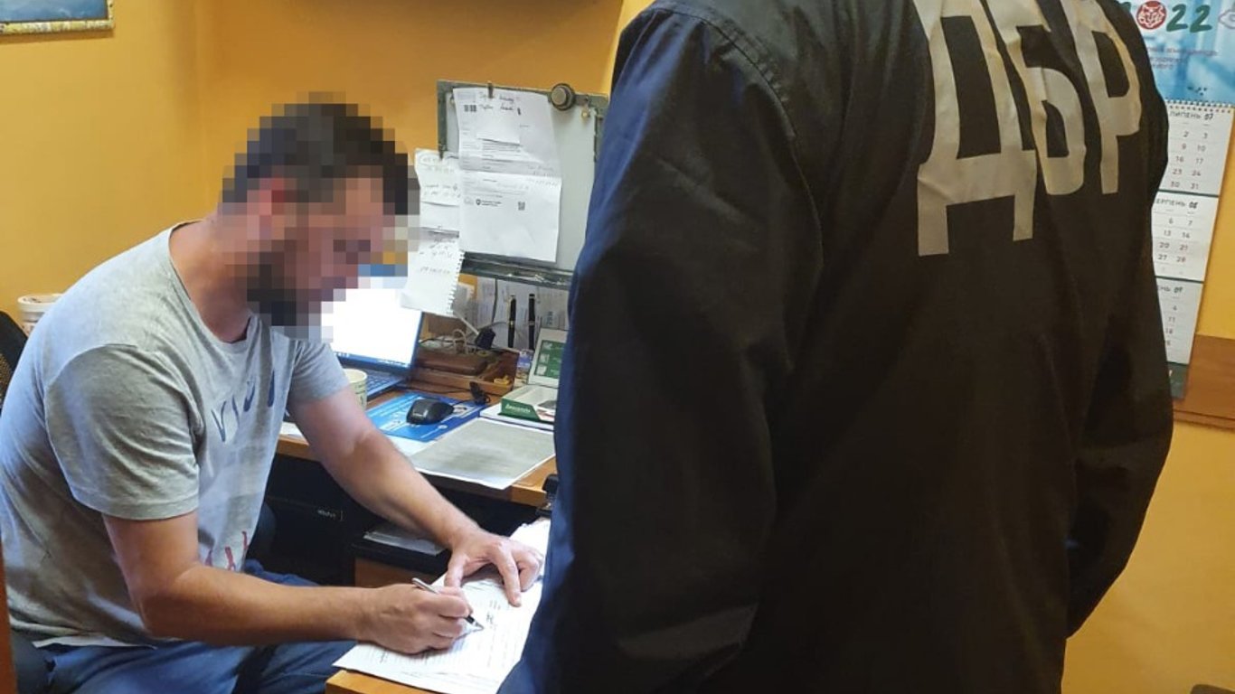 В Одессе задержали чиновника с врачом, которые оформляют документы для уклонистов