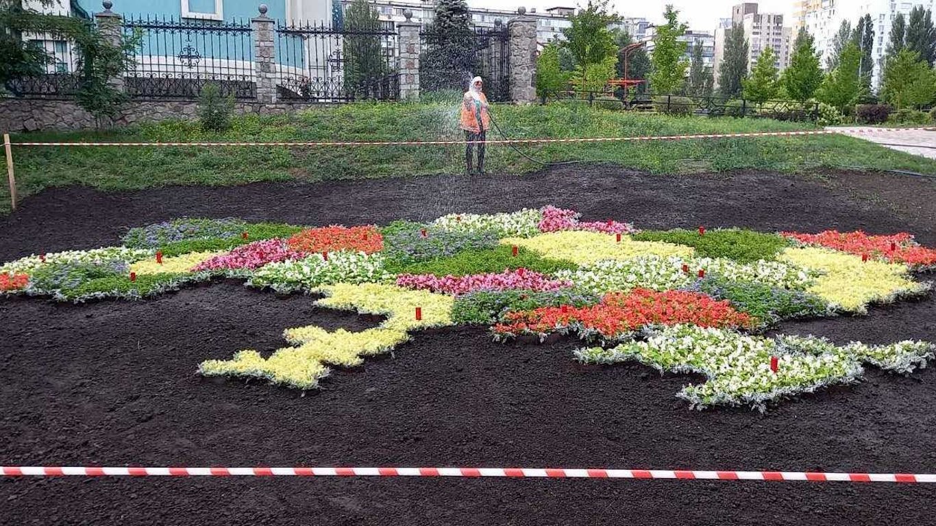 Украина из цветов и пес Патрон: как коммунальщики готовят Киев ко Дню Независимости (фото)
