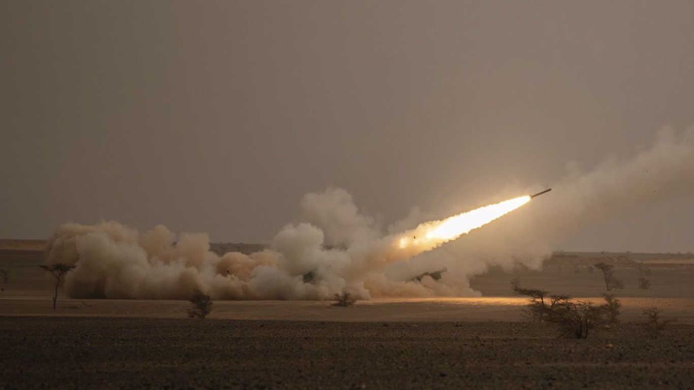 Чотири ракети в один об'єкт: окупанти знову атакували Запоріжжя (фото)