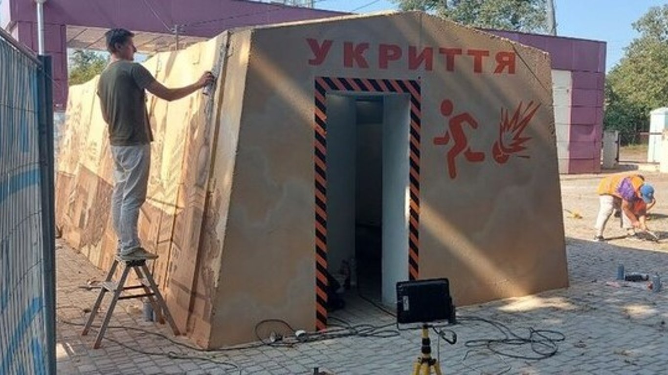 У Харкові обладнали першу зупинку-укриття: який вона має вигляд (відео)