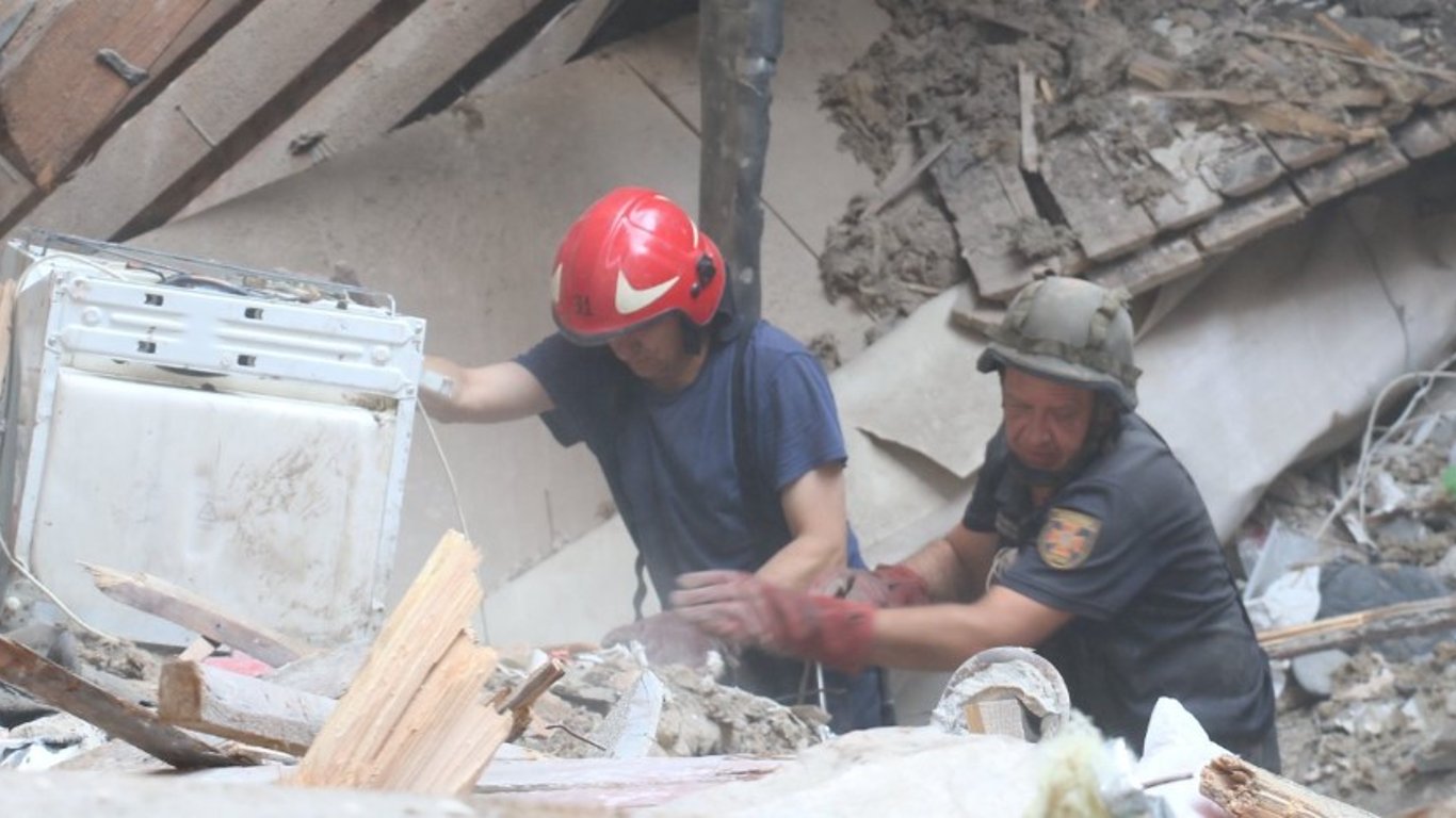 Ракетний удар по гуртожитку та житловому будинку у Харкові: кількість жертв зросла