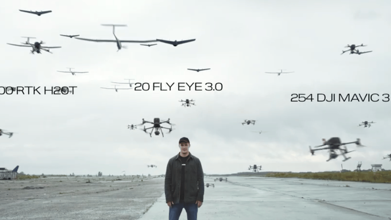 Рій дронів: Федоров показав майже 500 безпілотників у небі (відео)