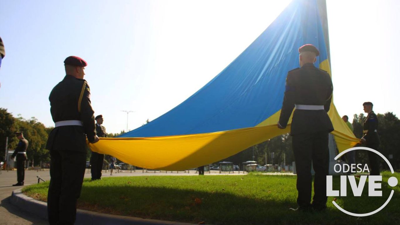 Над одесским аэропортом подняли самый большой флаг Одесчины (фото, видео, обновлено)