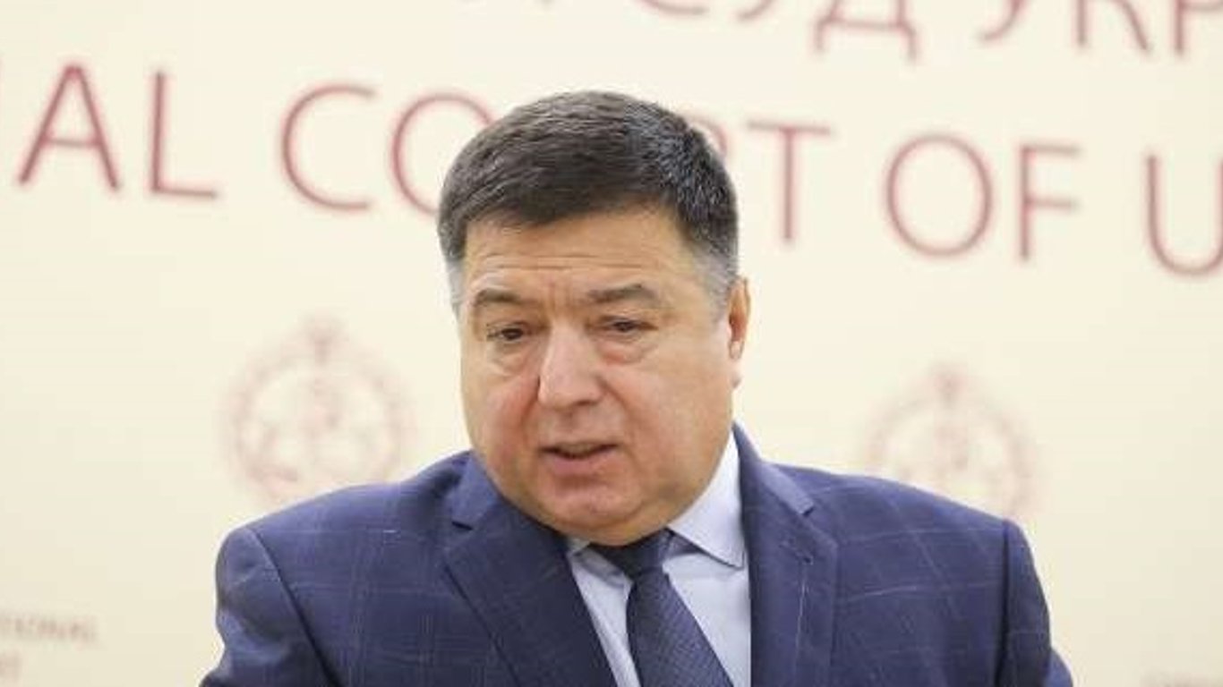 Экс-глава КСУ Тупицкий объявлен в розыск: он уехал из Украины еще в марте