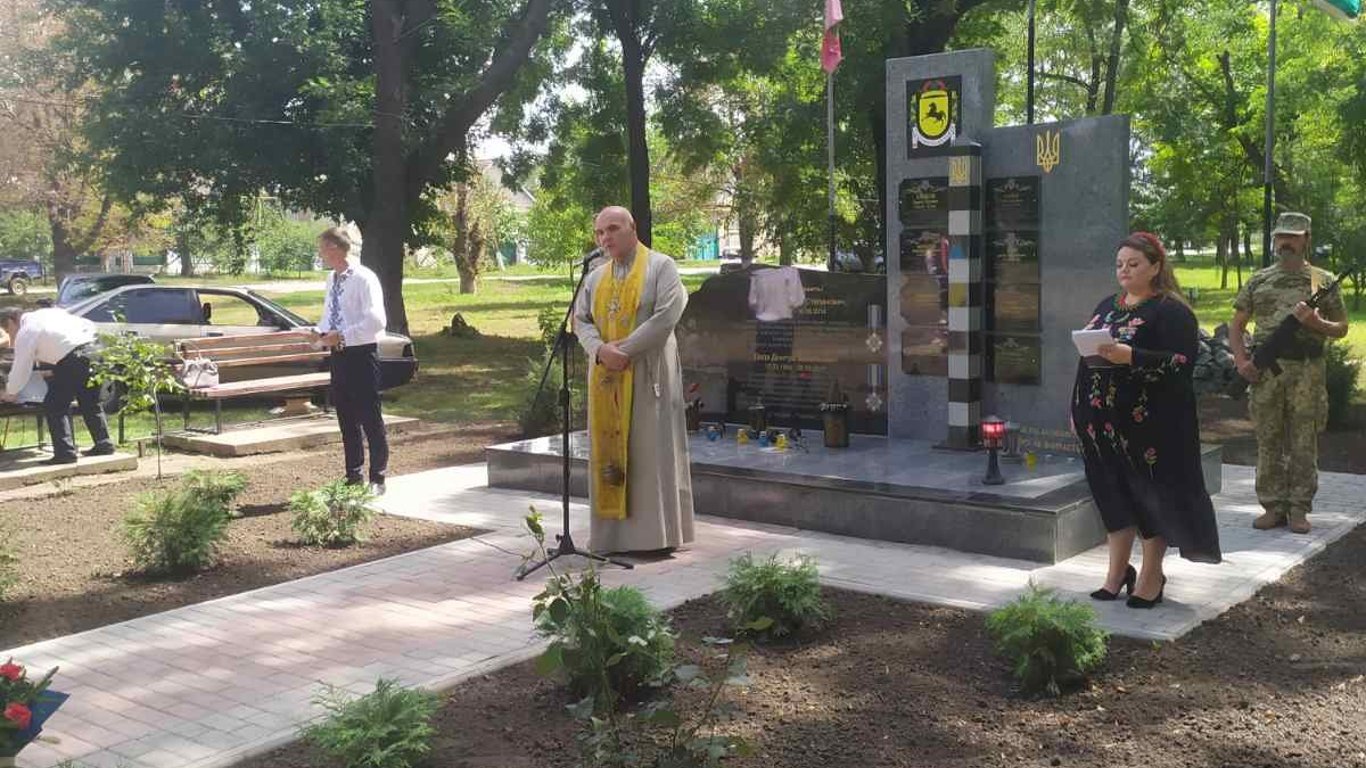 Герои не умирают: в Одесской области открыли мемориальную доску, посвященную воинам