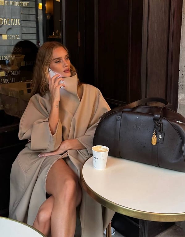 Сучасна версія стильного тренча на цю осінь