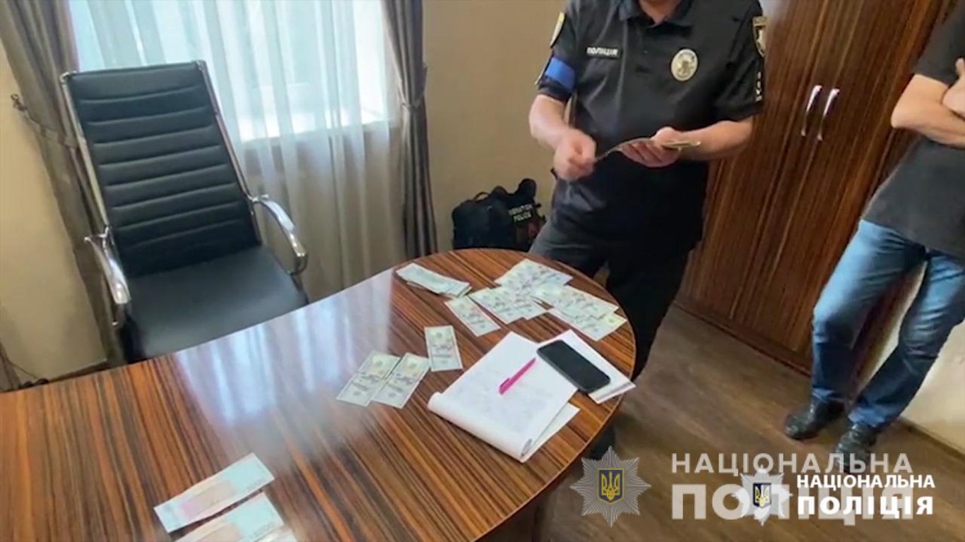 На Одещині 75-річний чоловік намагався відкупитися за розповсюдження дитячої порнографії