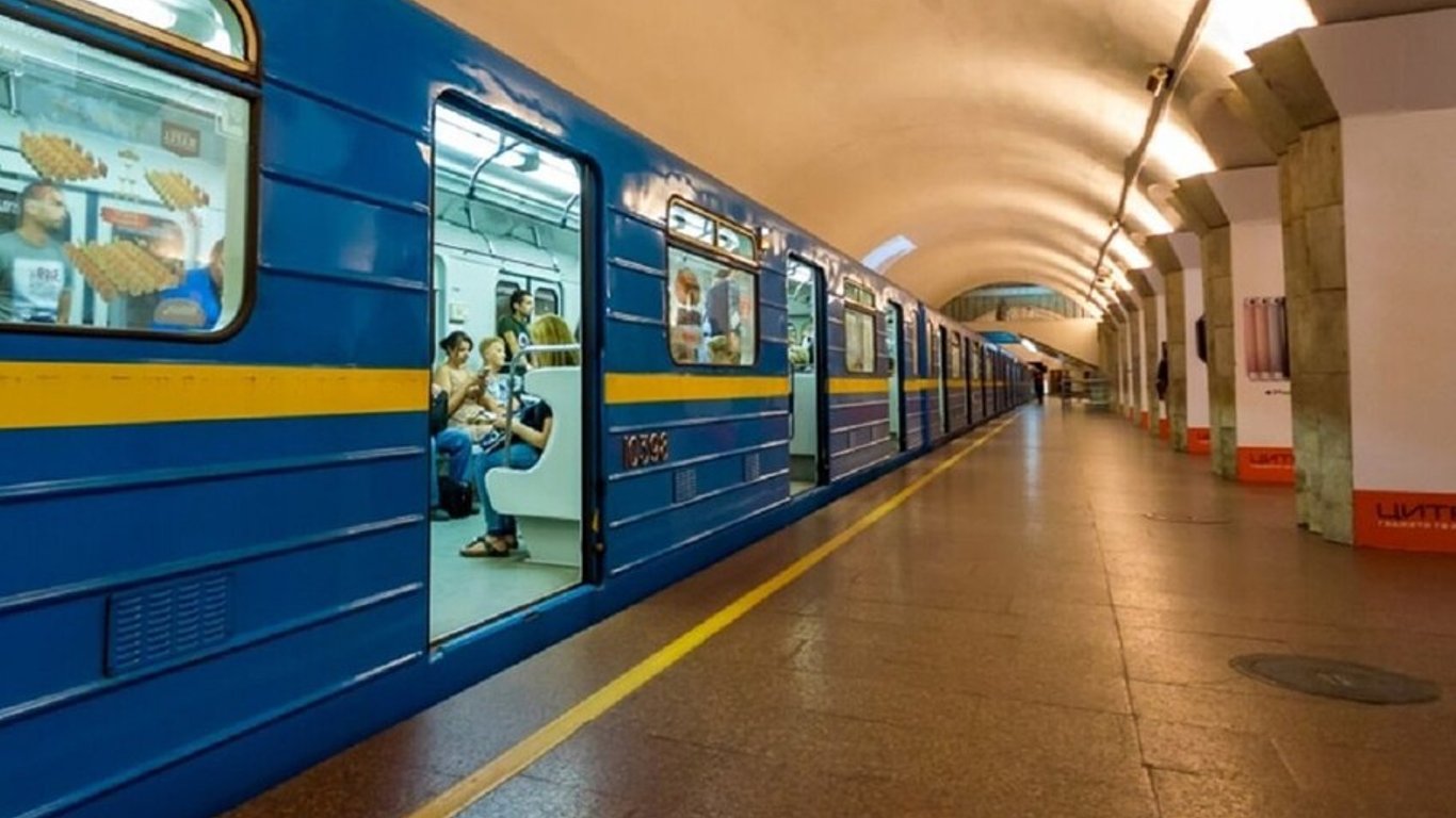 Метро и наземный транспорт Киева меняют режим работы