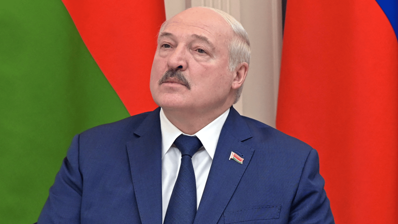 Лукашенко погрожує ядерними ударами з білоруських літаків: "Все готово"