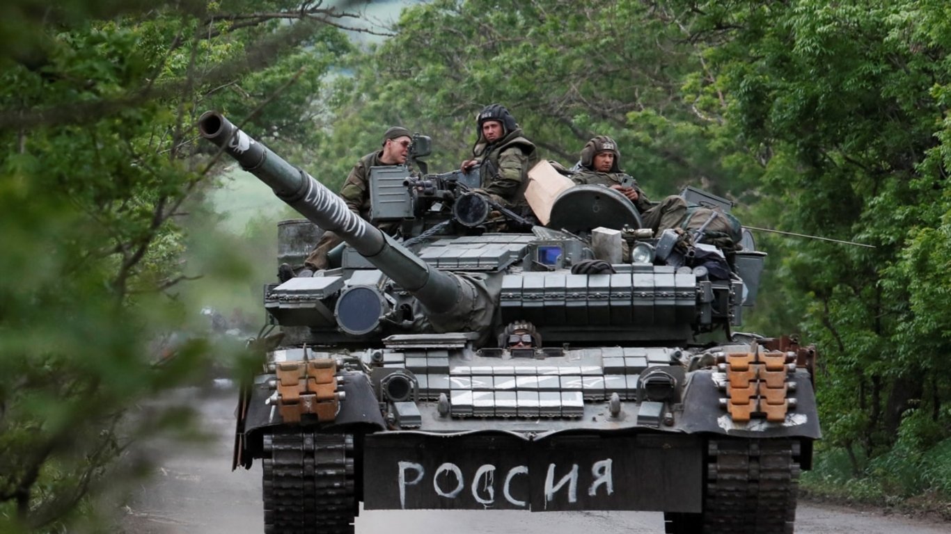 Оккупанты стягивают в Крым тяжелую военную технику: СМИ узнали подробности (видео)