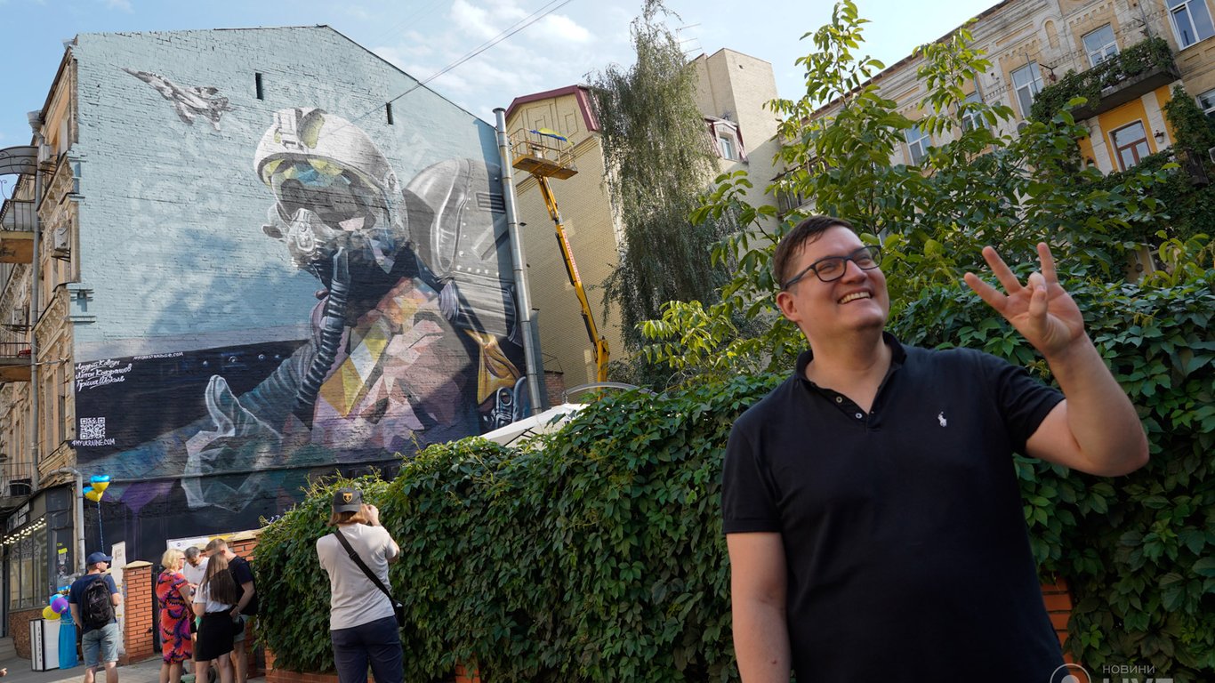 На столичному Подолі з'явився мурал на честь "Привида Києва" (фоторепортаж)