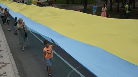 В Киеве объединили берега Днепра государственным флагом Украины (фото) - 285x160