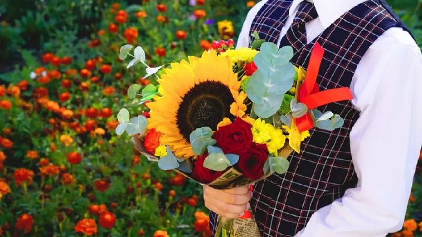 1 вересня в Одесі: святкових лінійок не буде, а замість квітів — одяг та ліки військовим