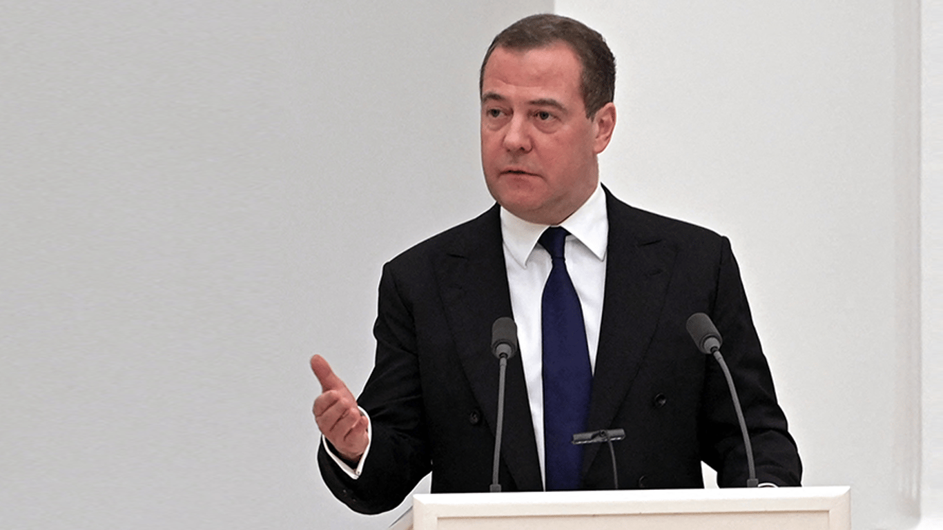 Алкоголик Медведев заявил, что в случае переговоров с Украиной рф потребует гарантий безопасности