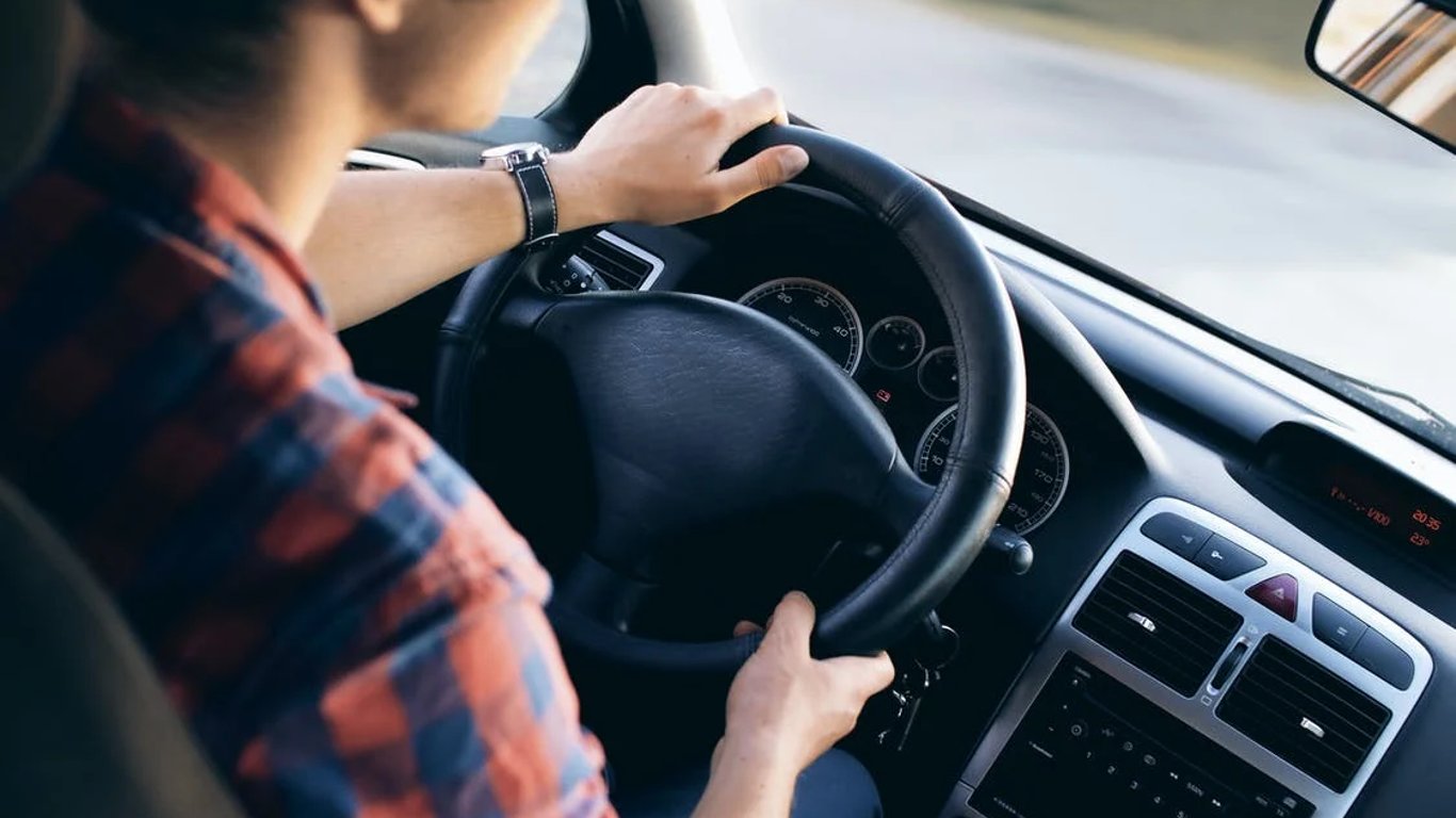 Майбутнім водіям хочуть дозволити вивчати теорію без автошколи: деталі нового законопроєкту